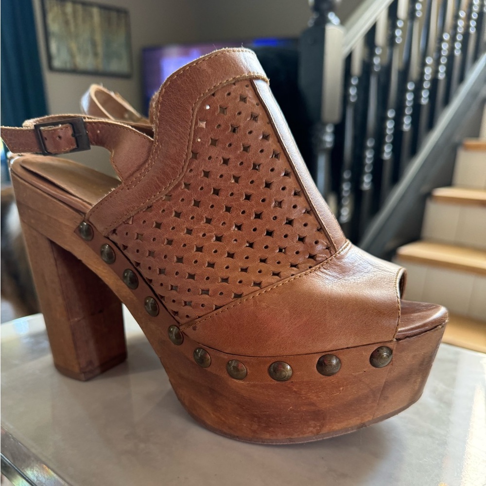 Tan wooden platform Sandal Free People Size 9